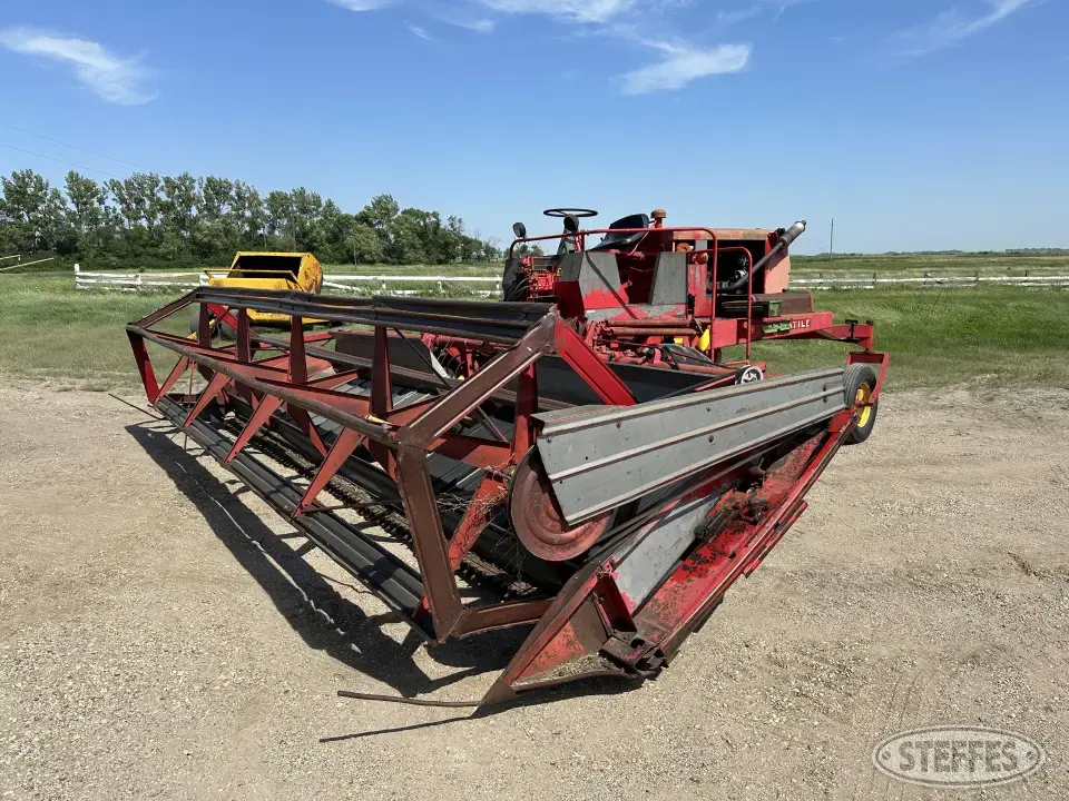 1976 Versatile 400 Self-Propelled Swather