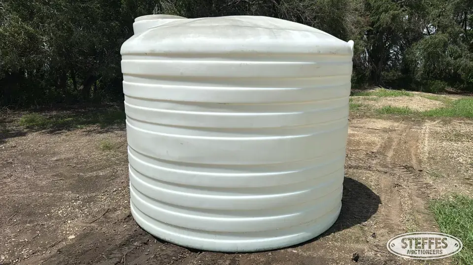 1,750 gal. poly tank
