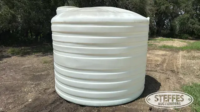 1,750 gal. poly tank