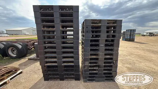 (30) Plastic pallets
