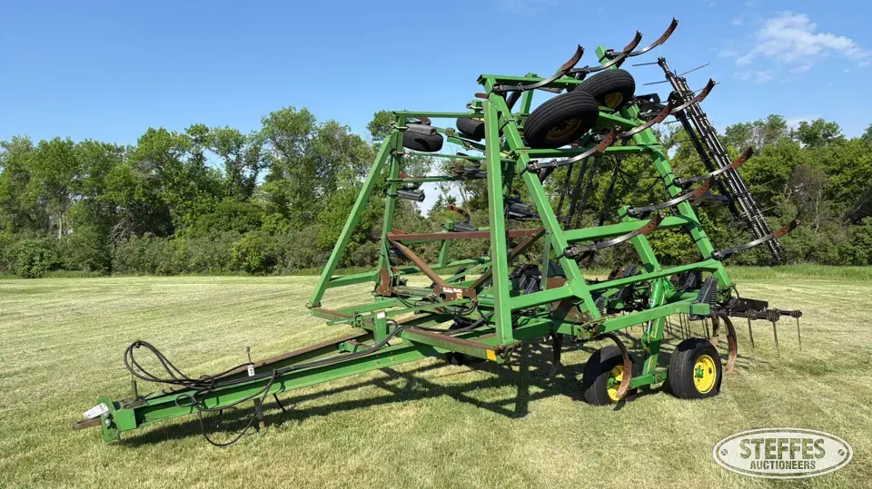 John Deere 610 Chisel Plow