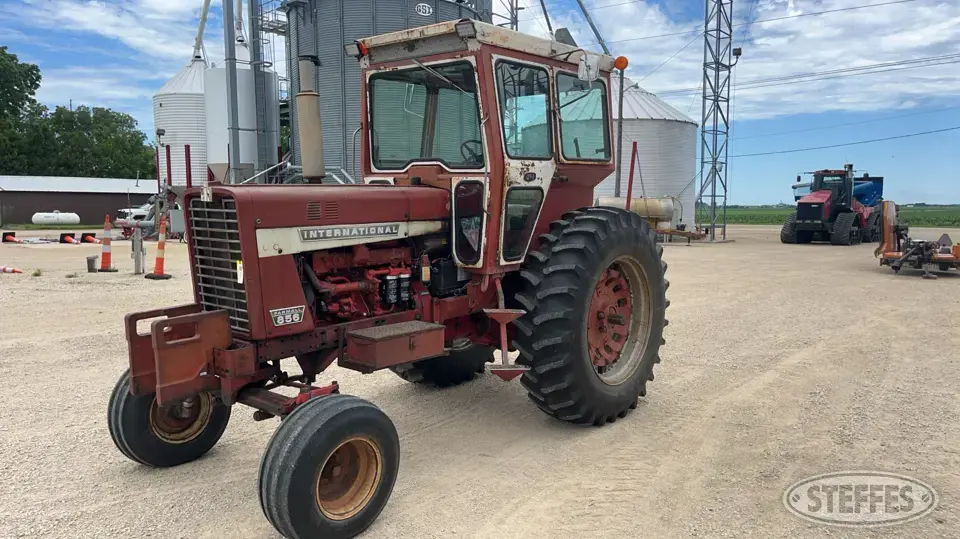 1967 Farmall 856 2WD Tractor