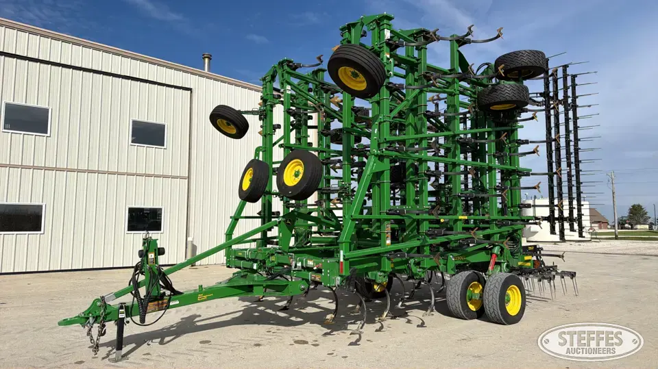 John Deere 2230LL Field Cultivator