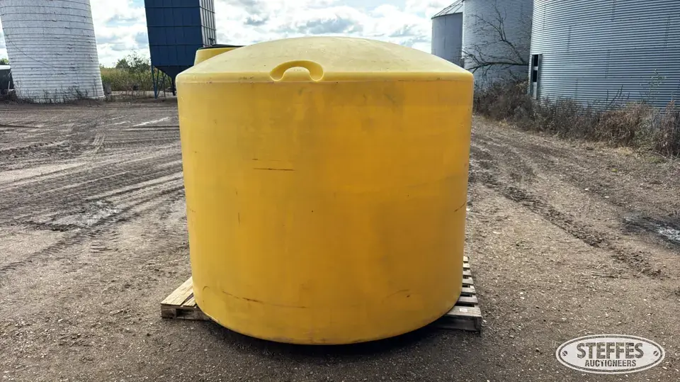 1,650 gal. poly tank