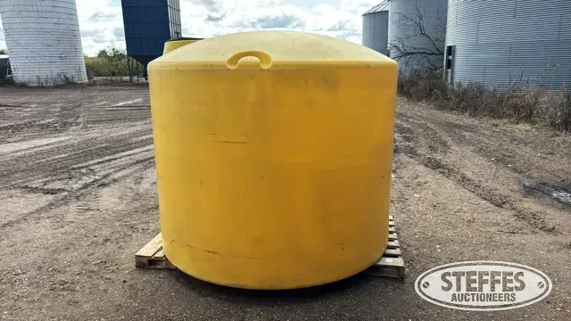1,650 gal. poly tank