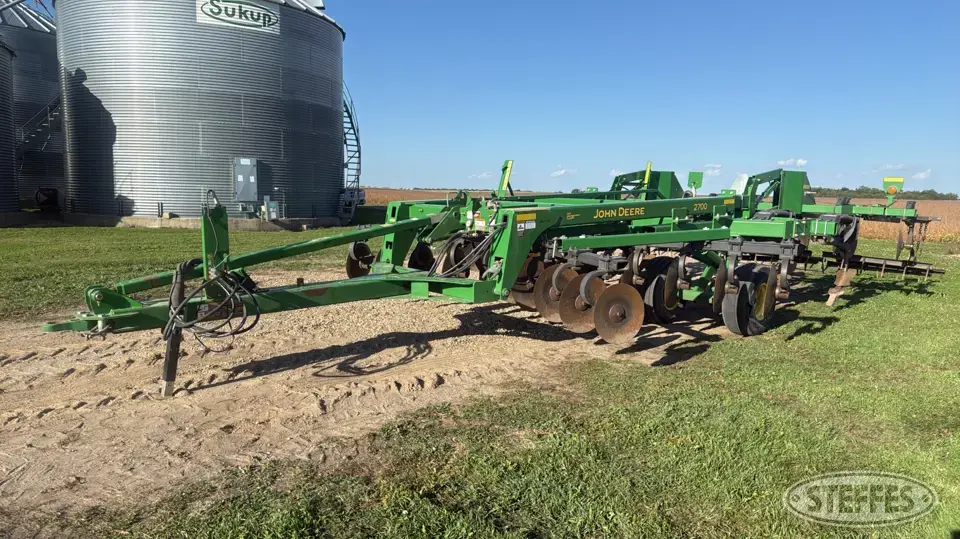 2012 John Deere 2700 Ripper