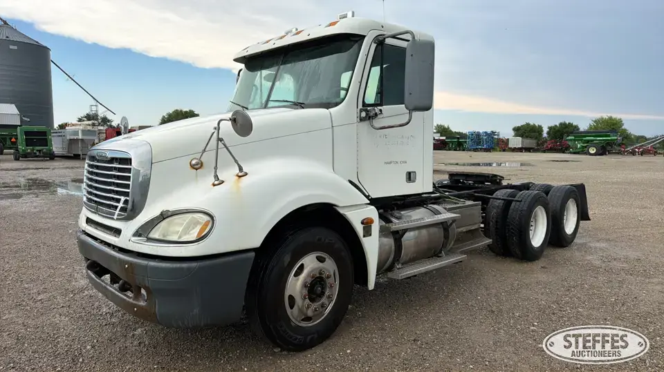 2006 Freightliner Columbia 120 Conventional Truck without Sleeper