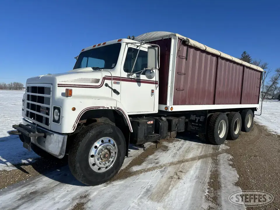1987 IH S2300 Tri-Axle Boxed Truck