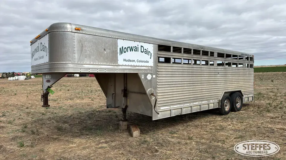 1998 Featherlite 8200 Gooseneck Livestock Trailer