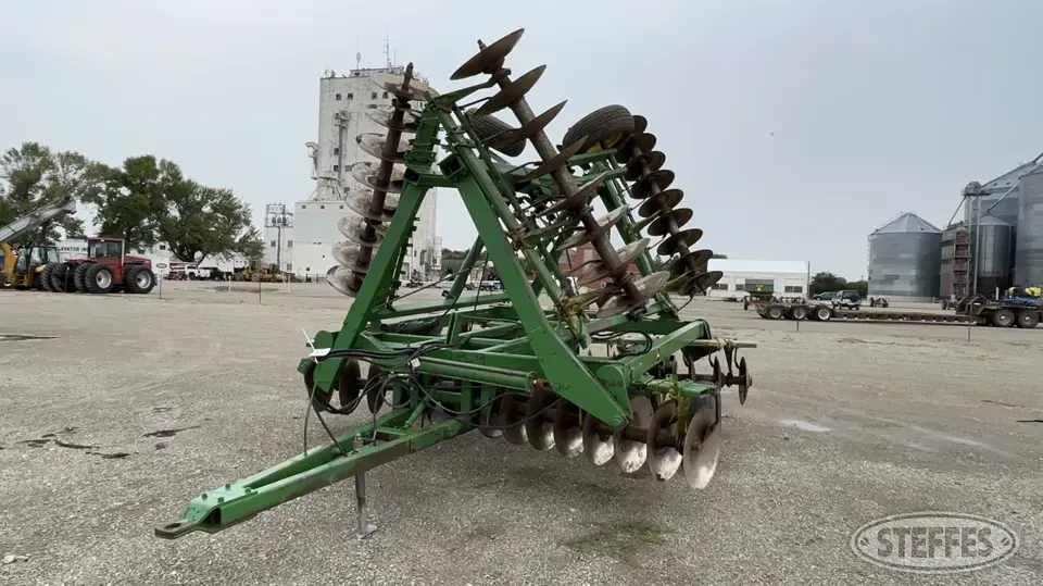 John Deere 330 Disc