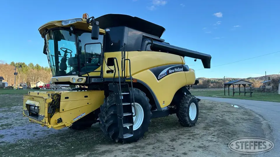 2005 New Holland CR940 Combine