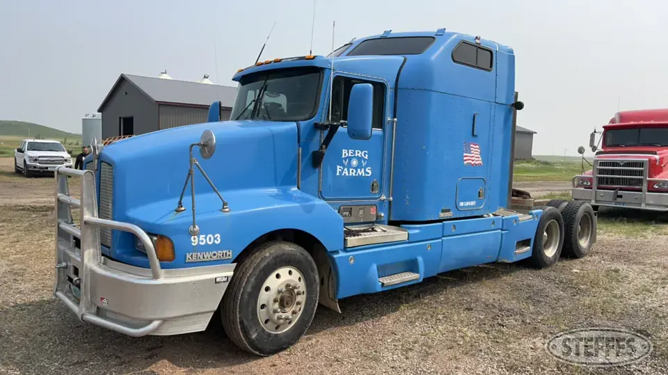 1995 Kenworth T600B Conventional Truck with Sleeper