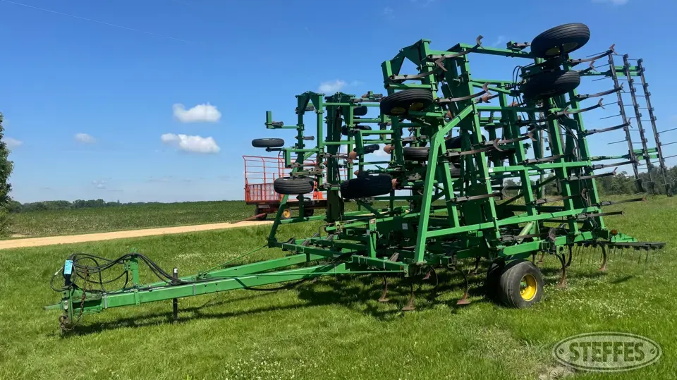 John Deere 985 Field Cultivator