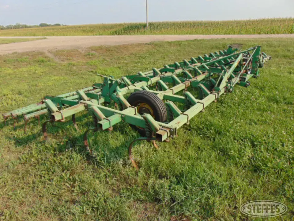 John Deere 1100 Field Cultivator