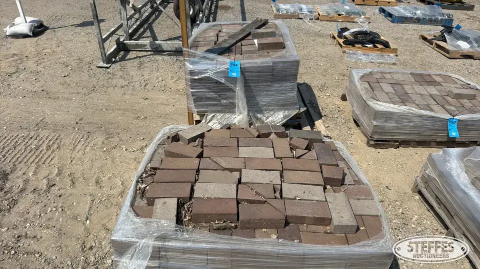 Approx. (550) landscape bricks Lawn and Garden-Other