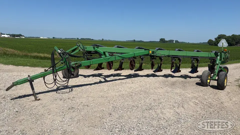 1995 John Deere 3710 Plow