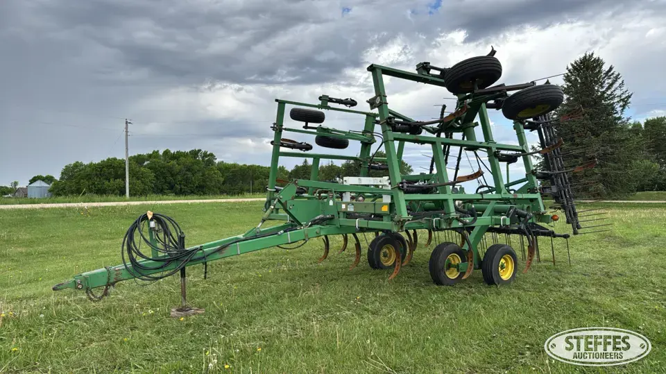 John Deere 680 Chisel Plow