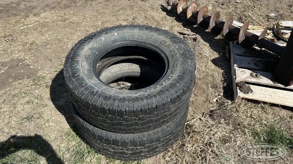 (2) Toyo Open Country A/T 285/70R17 tires Truck Tire