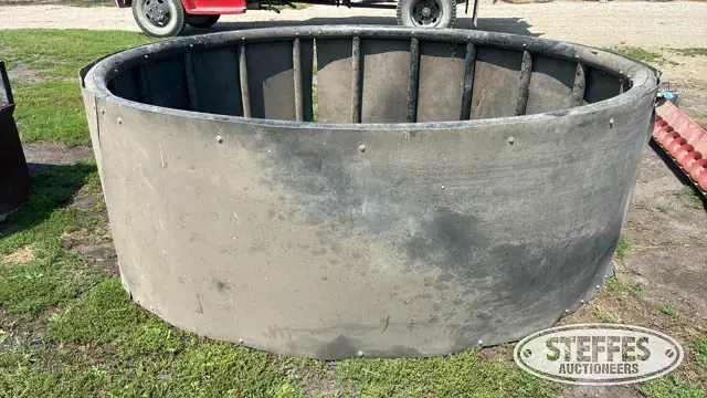 Poly bale feeder