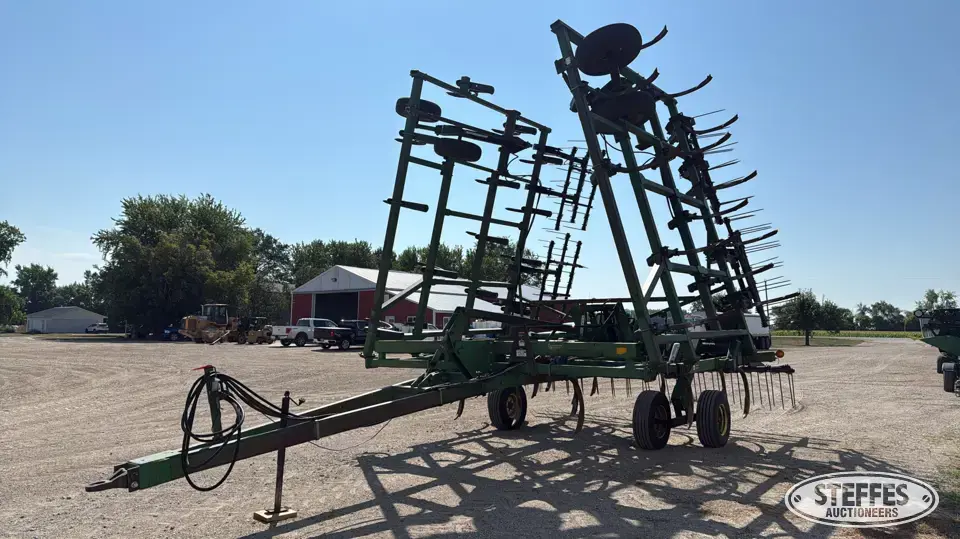 1995 John Deere 680 Chisel Plow
