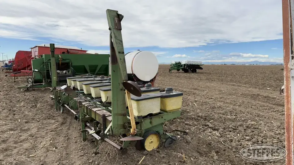1981 John Deere 7100 Less Than 12 Row Planter