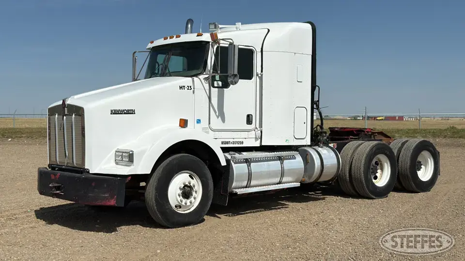 2011 Kenworth T800 Conventional Truck with Sleeper