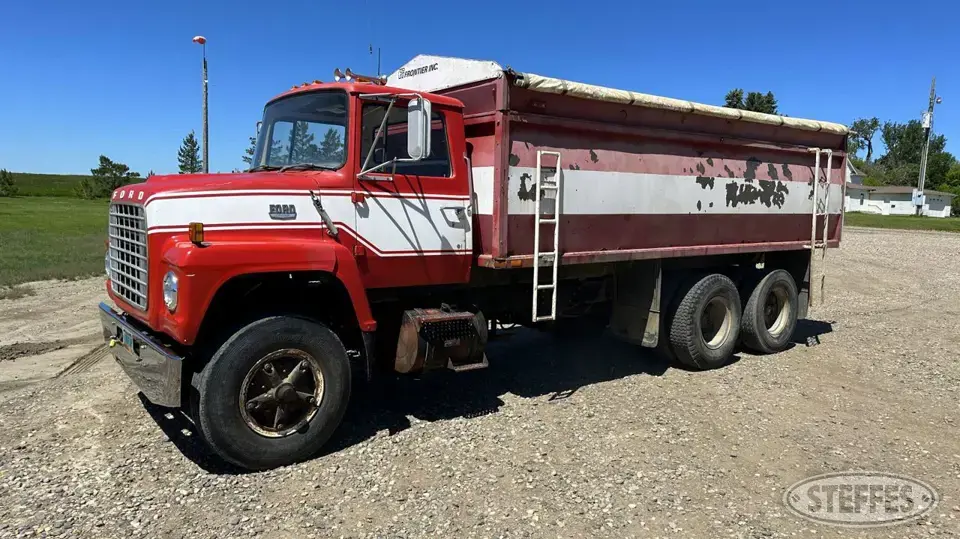 1975 Ford 900 Tandem Boxed Truck