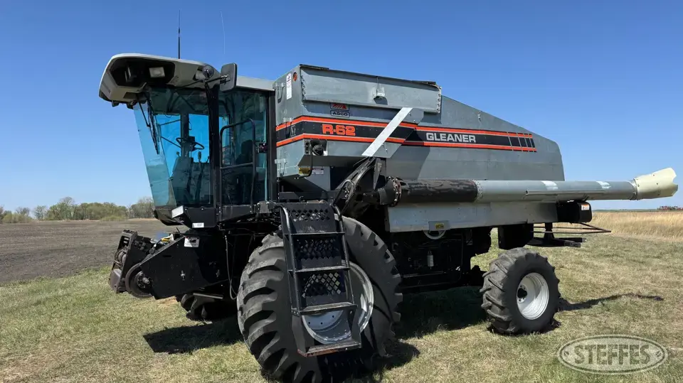 1992 Gleaner R62 Combine