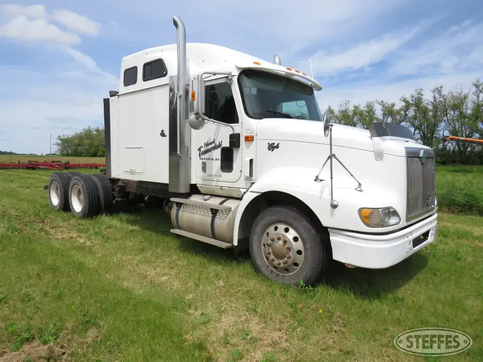 2001 International 9400 Eagle Conventional Truck with Sleeper