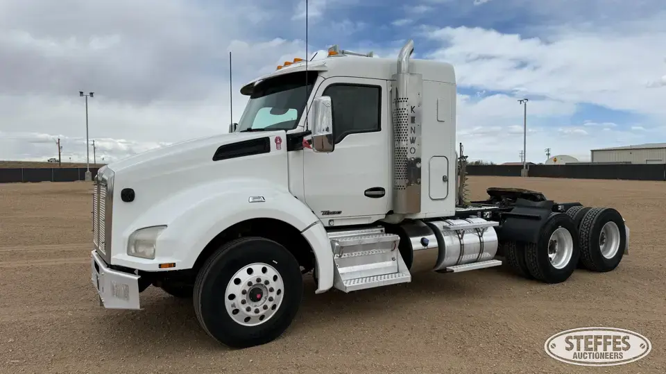2018 Kenworth T880 Conventional Truck with Sleeper