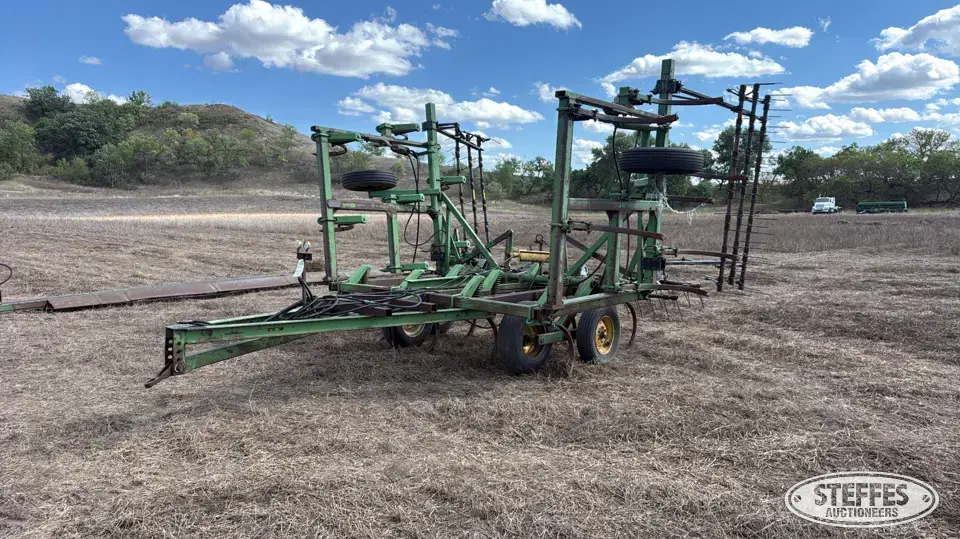 John Deere 1600 Chisel Plow