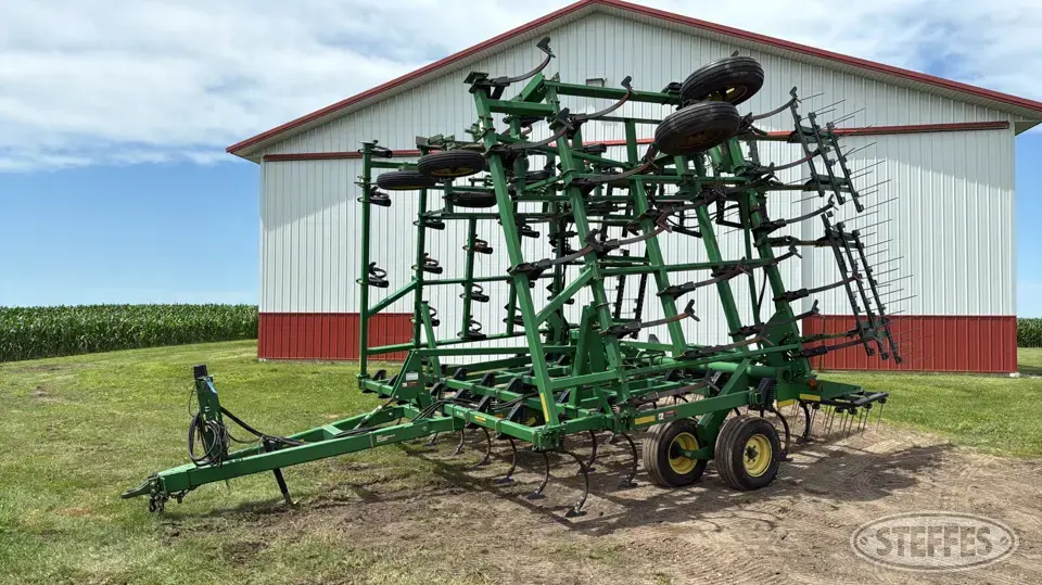 John Deere 980 Field Cultivator
