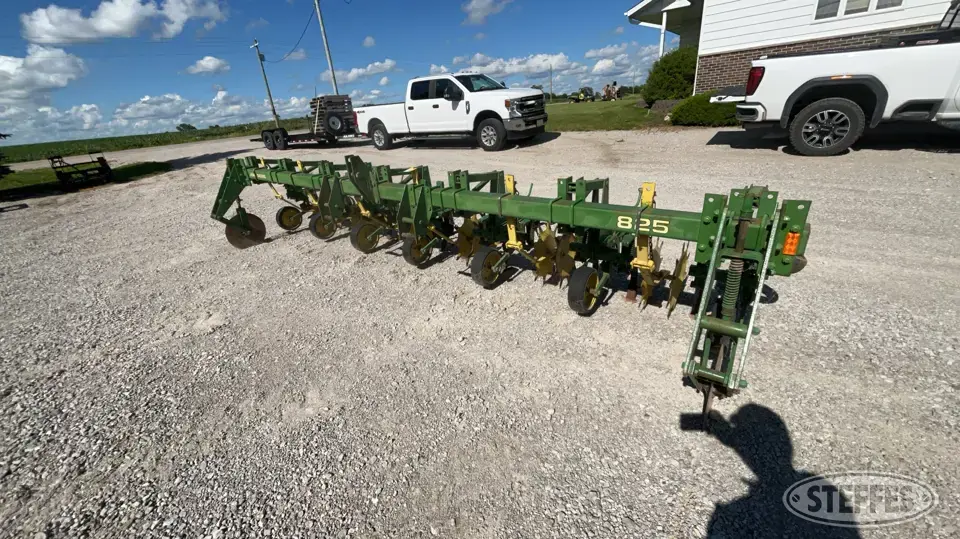 John Deere 825 Row Crop Cultivator