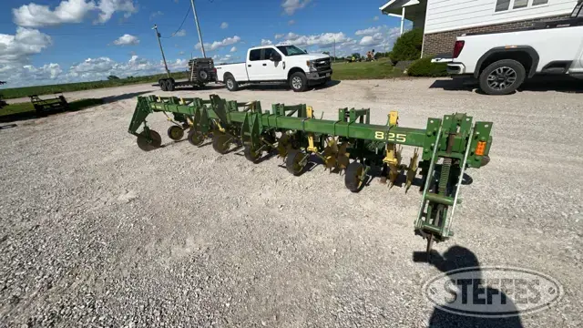 John Deere 825