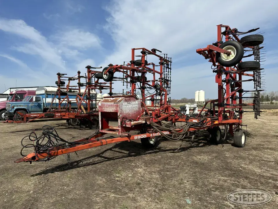 Morris 8900 Chisel Plow