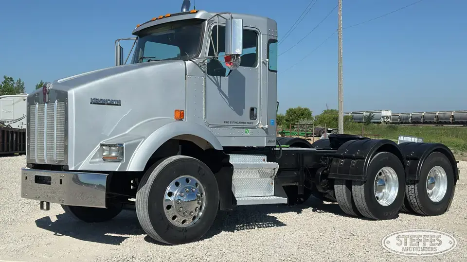 2005 Kenworth T800 Conventional Truck without Sleeper