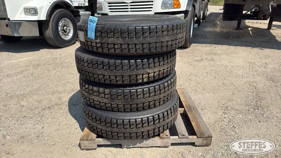 (4) 295/75R22.5 tires Truck Tire
