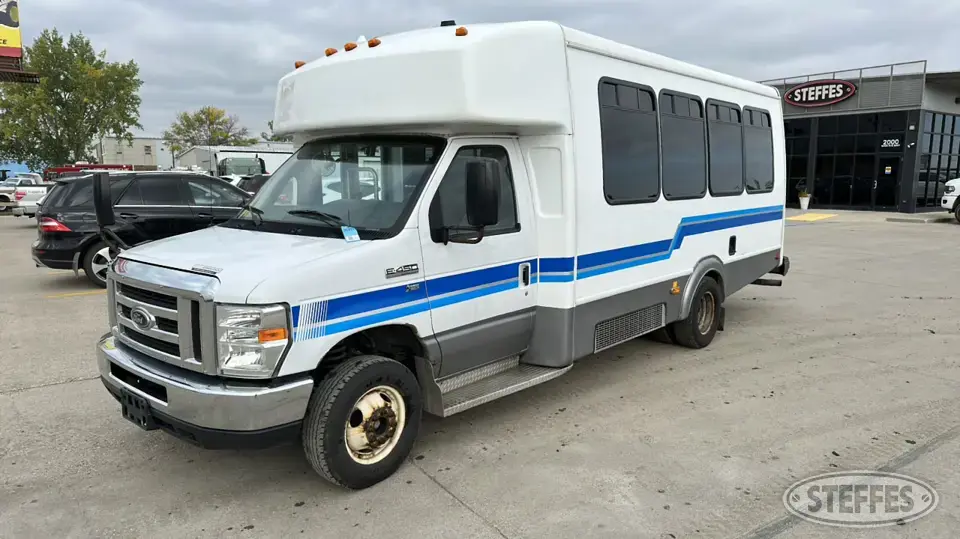 2015 Ford E450 Super Duty Bus
