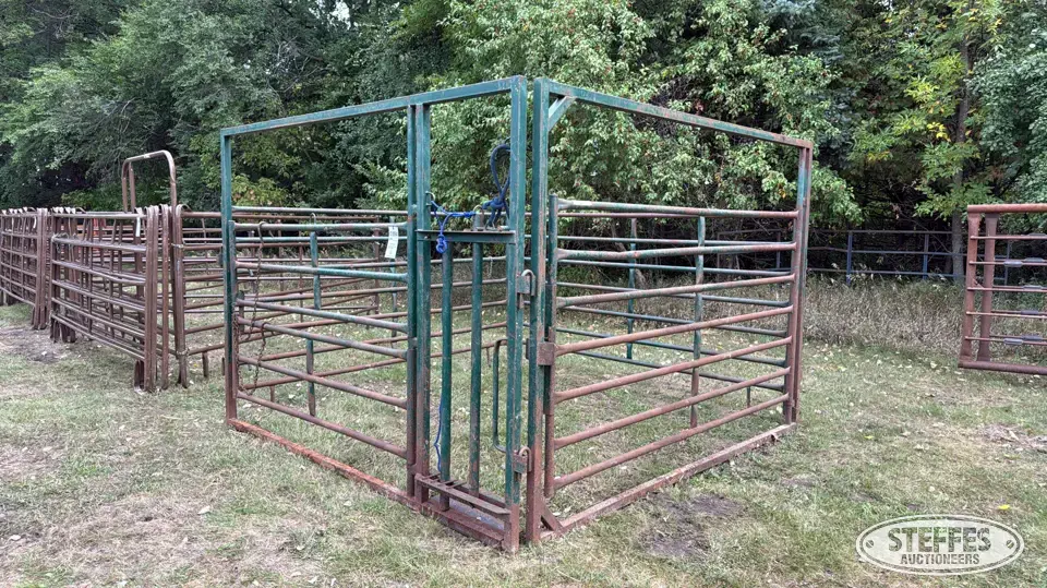 Vern's Mfg. maternity pen Livestock Handling