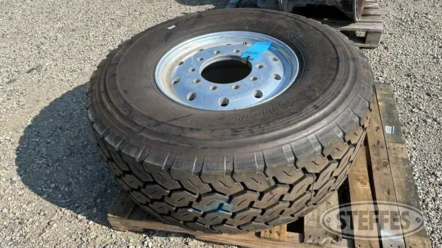 445/65R22.5 tire