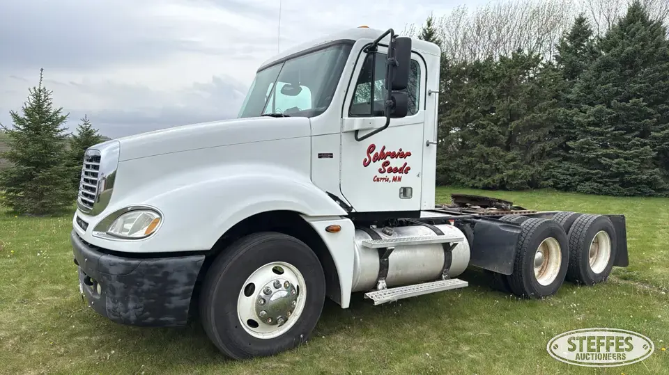 2005 Freightliner Columbia 120 Conventional Truck without Sleeper