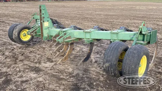 John Deere 910