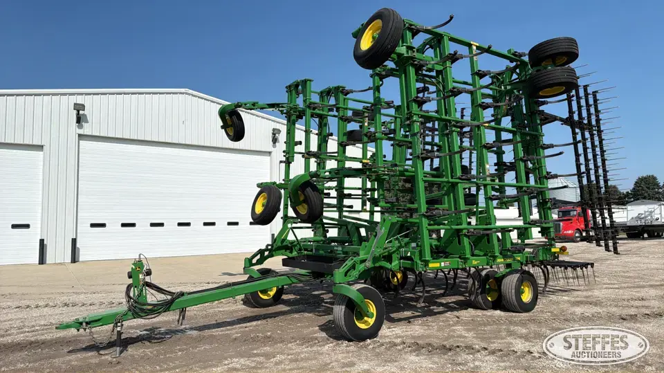 2013 John Deere 2210 Field Cultivator
