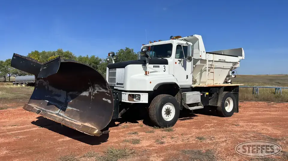 1997 International Paystar 5000 Plow-Spreader Truck