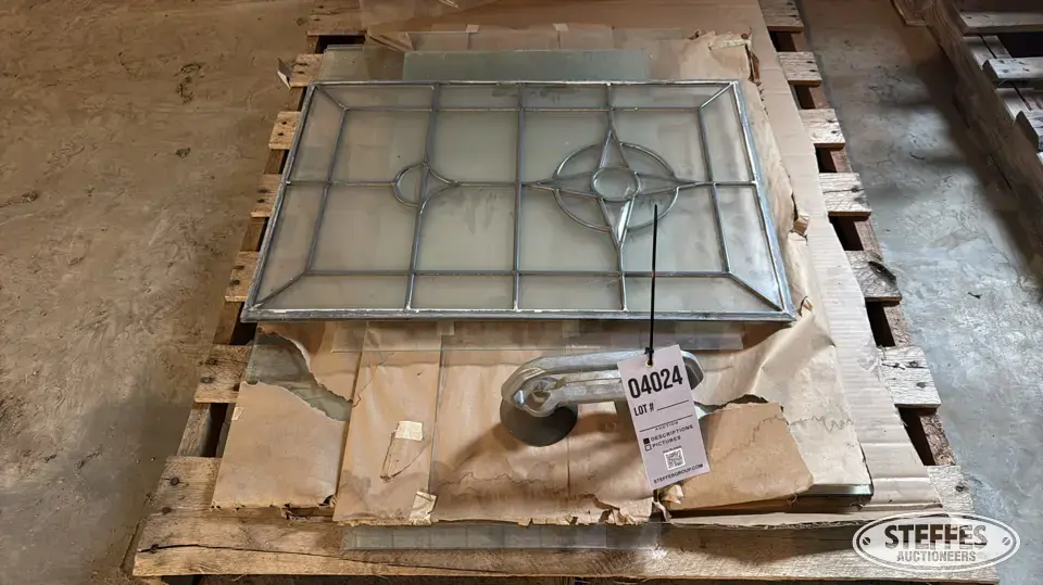 Glass & plexiglass Farm Support Item