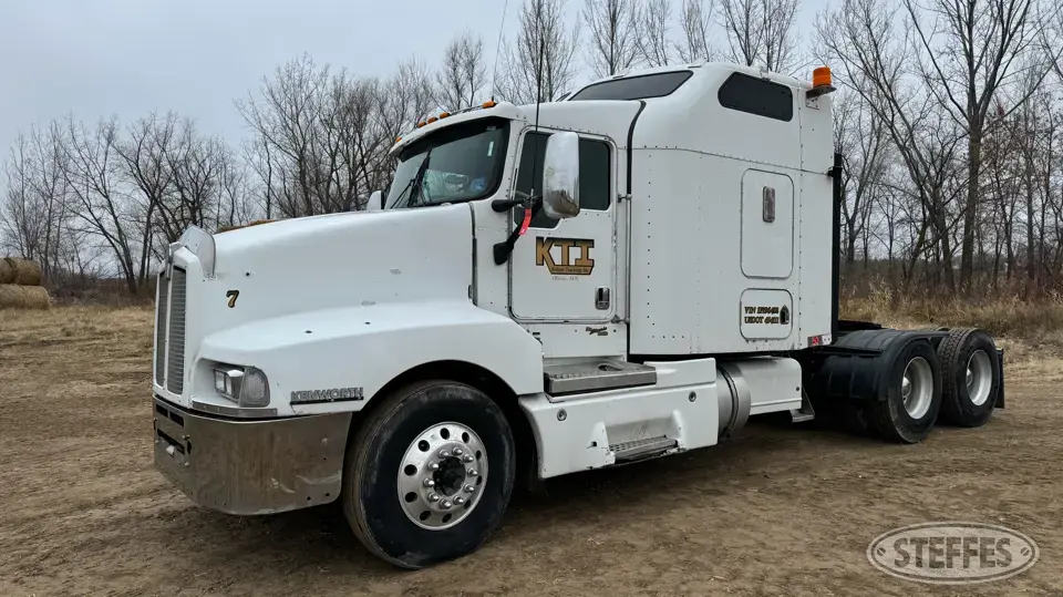 2007 Kenworth T600 Conventional Truck with Sleeper