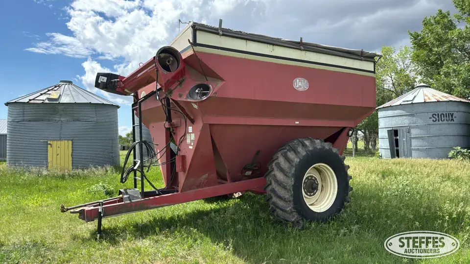 J&M 675-14 Grain Cart