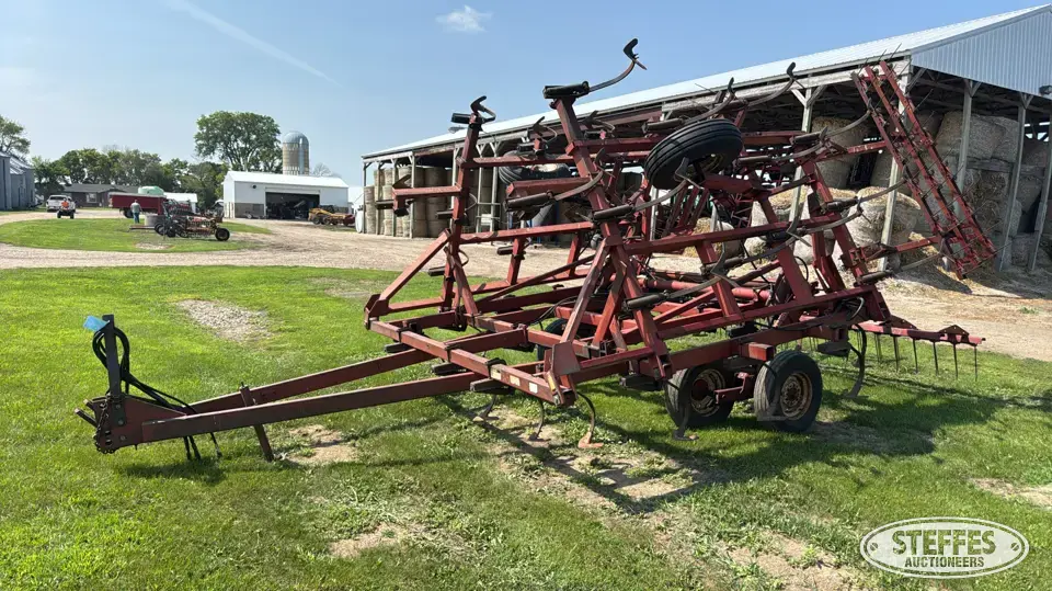 International 4600 Vibra Shank Field Cultivator