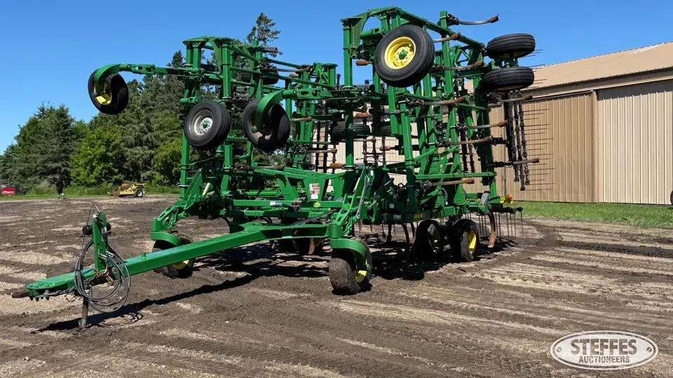 2013 John Deere 2410 Chisel Plow