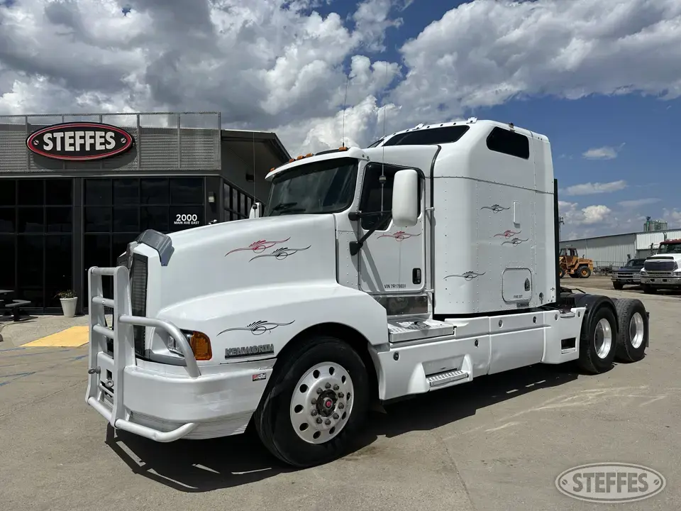 2007 Kenworth T600B Conventional Truck with Sleeper
